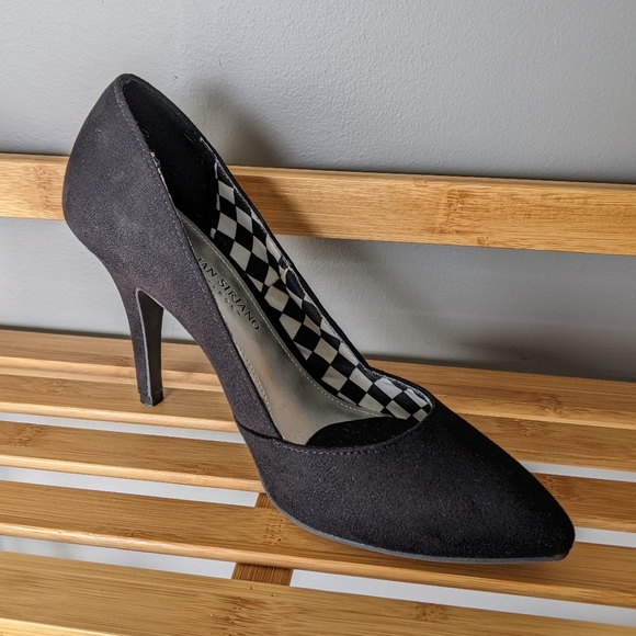 Black Pumps - Picture 3 of 5